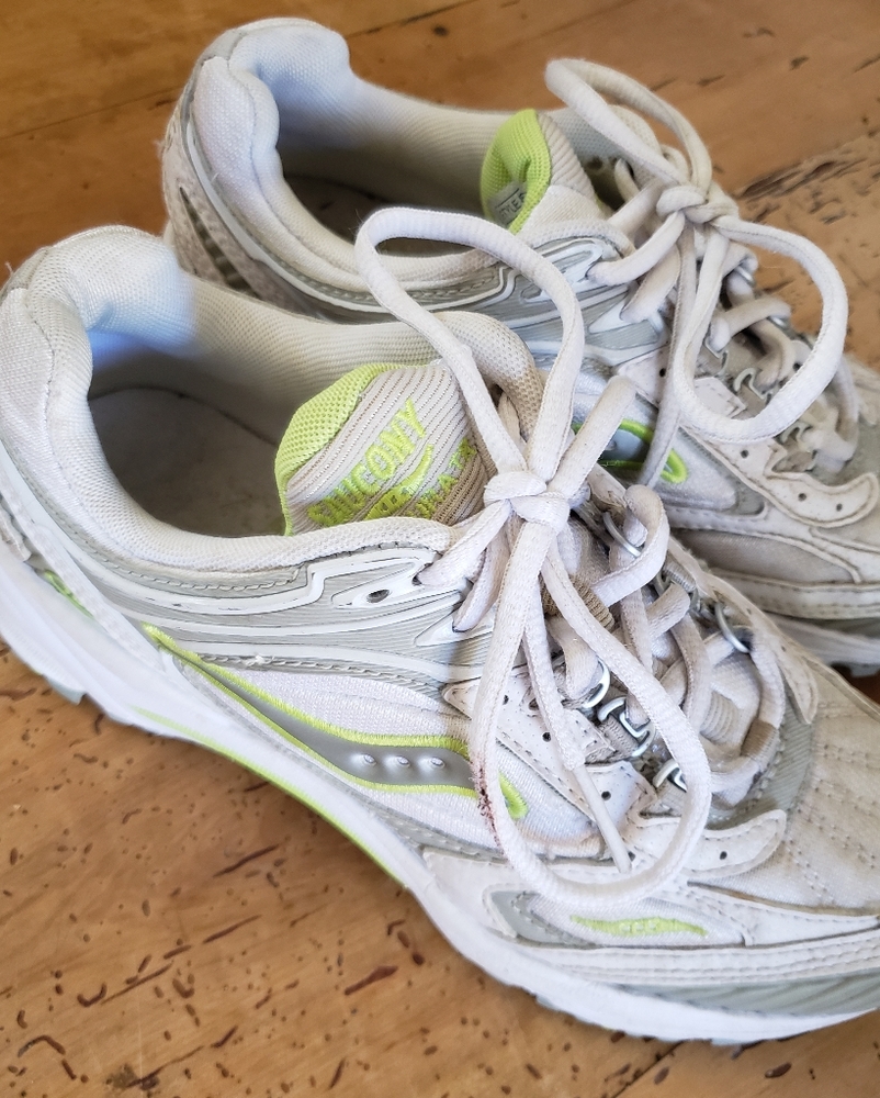 Saucony Running Shoes Sz 4 📚👟